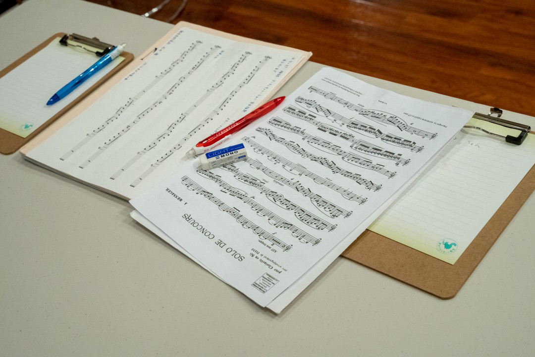 テーブルに置かれた楽譜と講評用紙