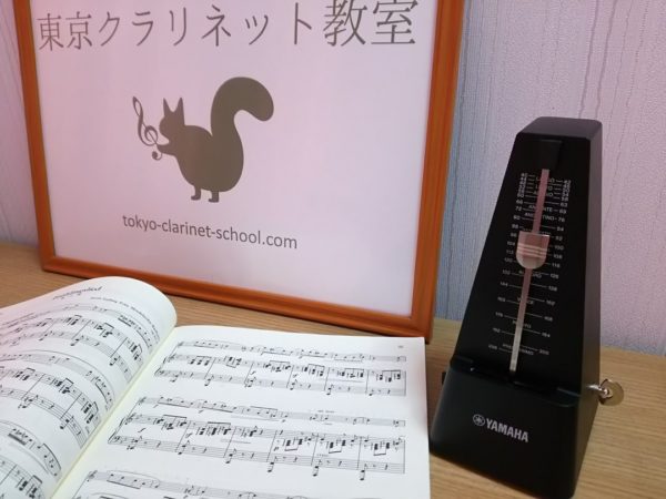 教室の看板と楽譜とメトロノーム