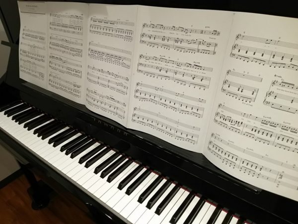 ピアノに並べられた長い楽譜