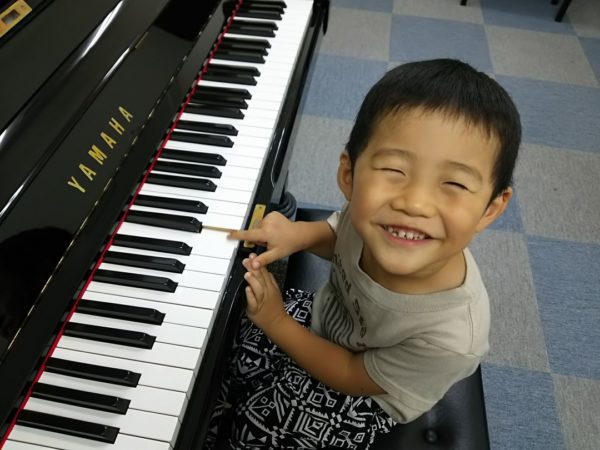 楽しそうにピアノを演奏する子供