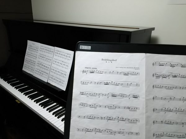 ピアノと譜面台に置かれた楽譜