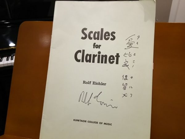 サインの書かれたクラリネットのスケール本