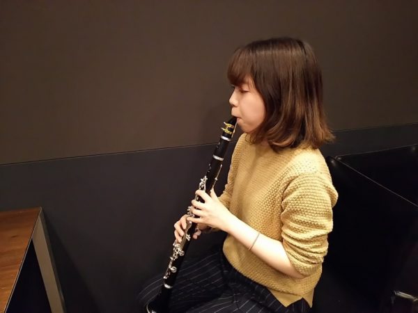スタジオでクラリネットを吹く生徒