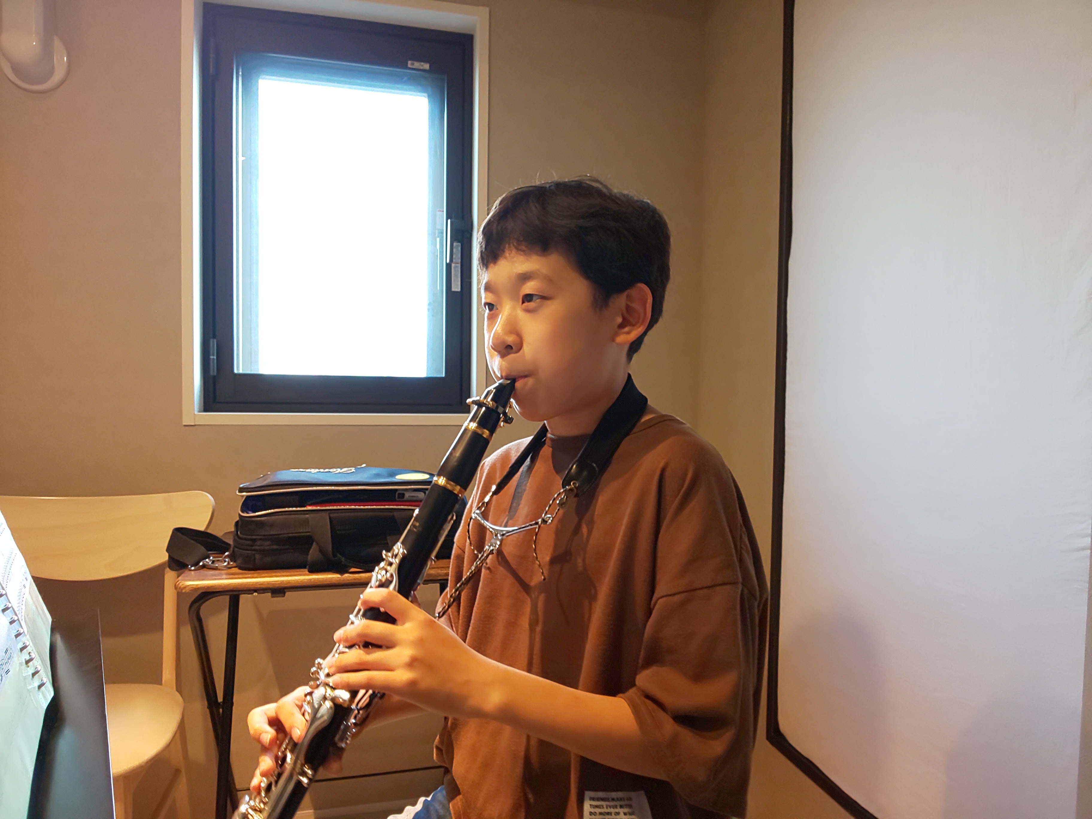 吹奏楽コンクールの曲を演奏する生徒