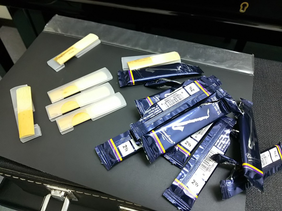 開封されたたくさんのリード