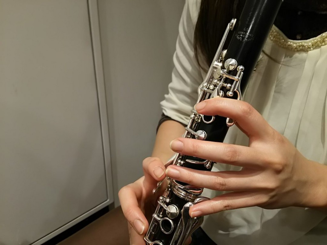 指を確認しながらクラリネットを演奏する生徒