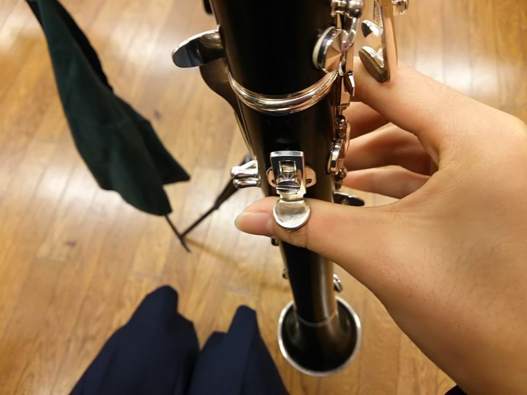 親指で支えられたクラリネット