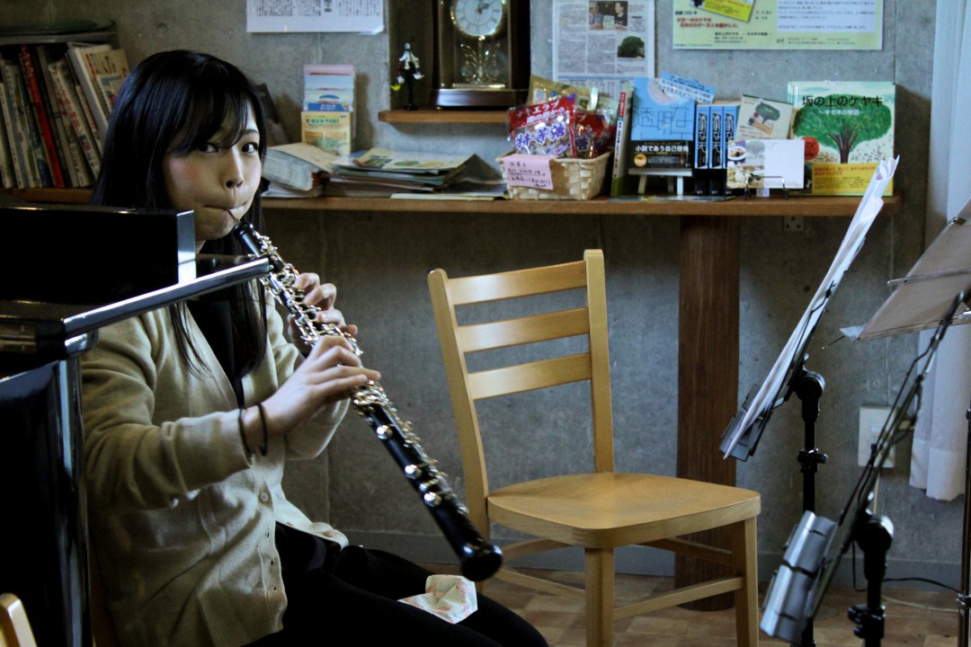 オーボエを吹くコツメカワウソ