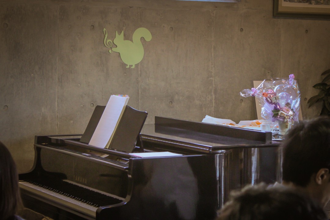 発表会の会場の壁に掲げられた教室のリス