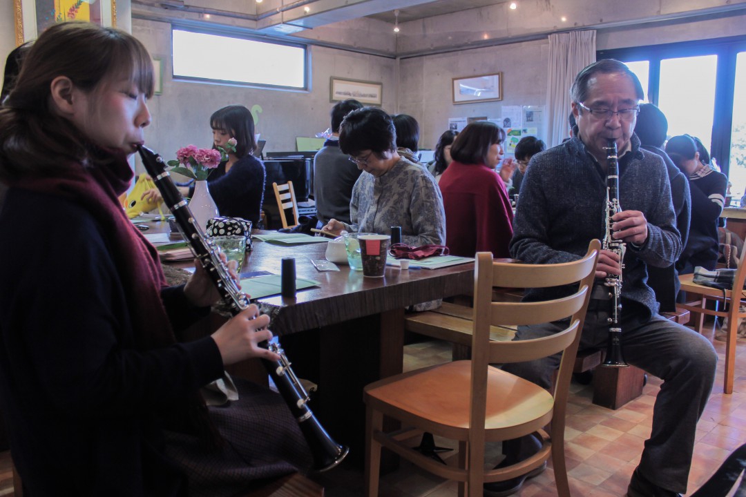 発表会前に音出しをする生徒