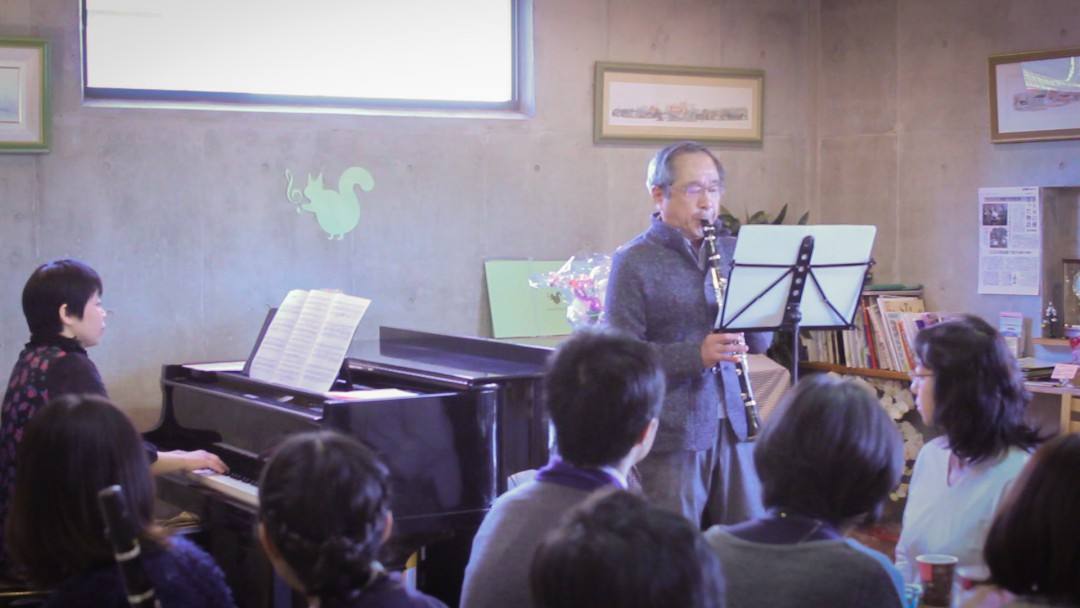 発表会で演奏を披露する生徒