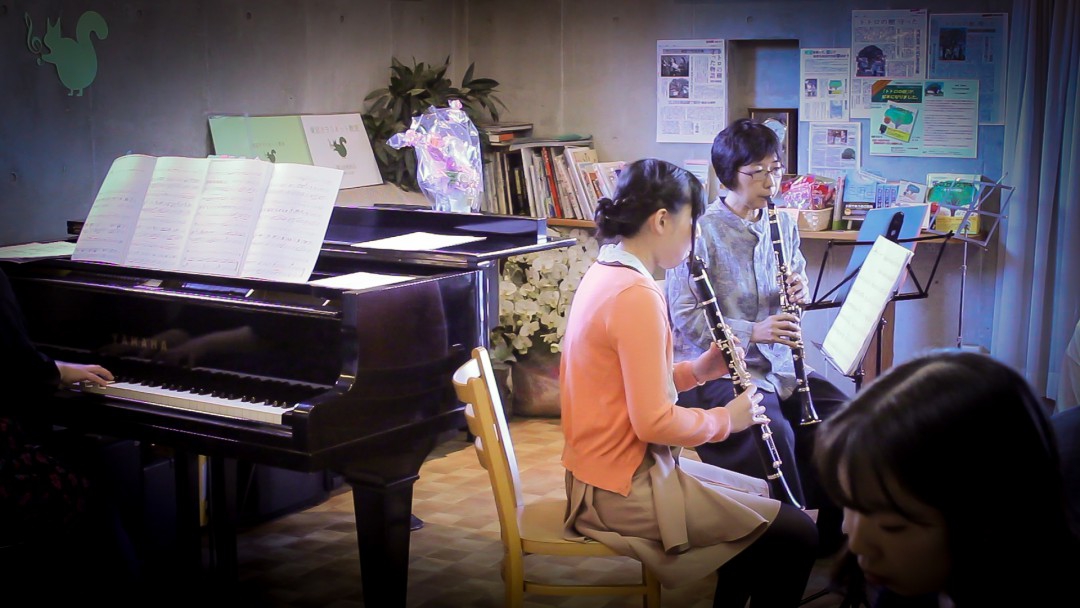 生徒同士の合奏で発表会に参加する生徒