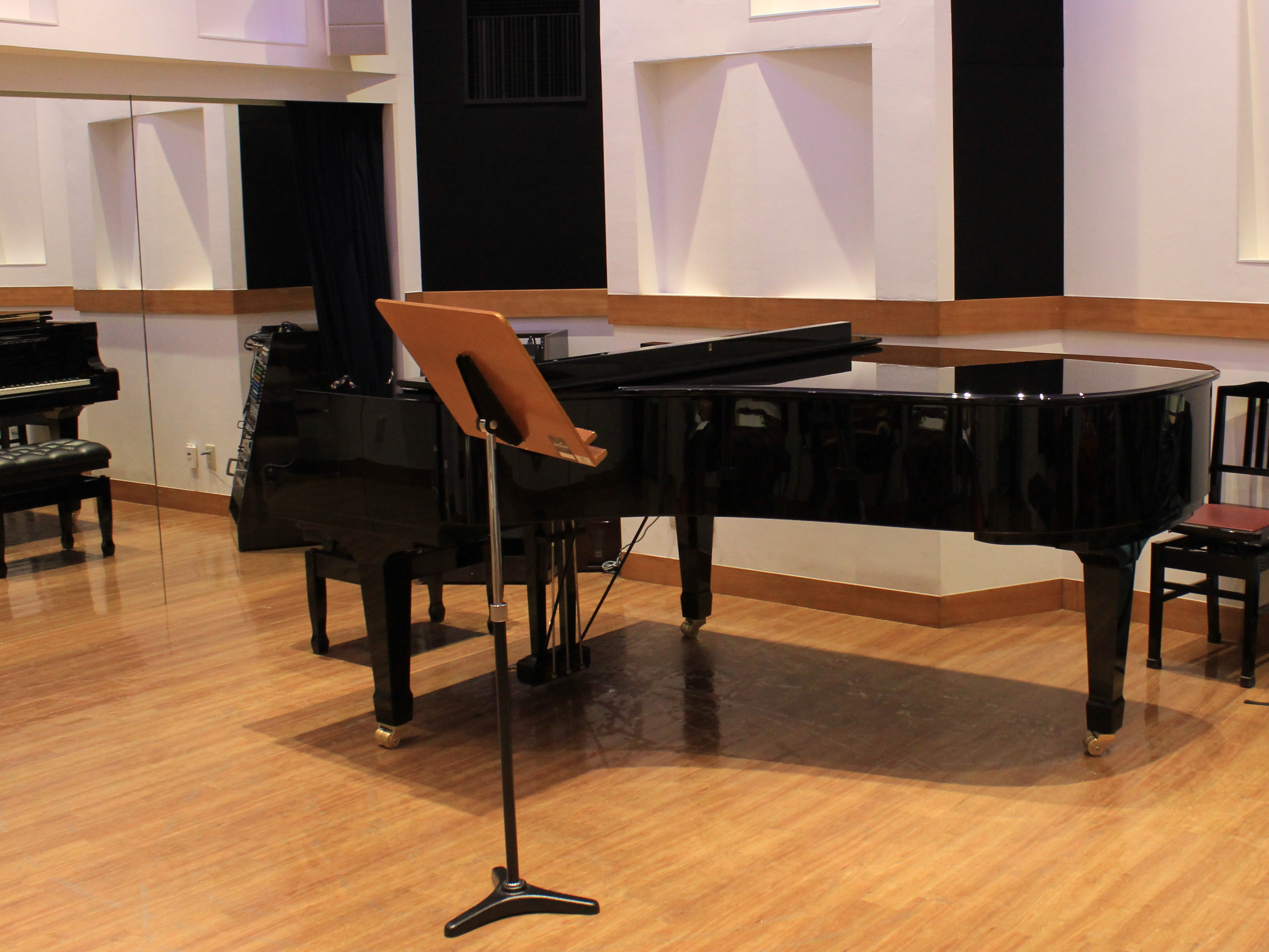 ピアノの前に置かれた譜面台