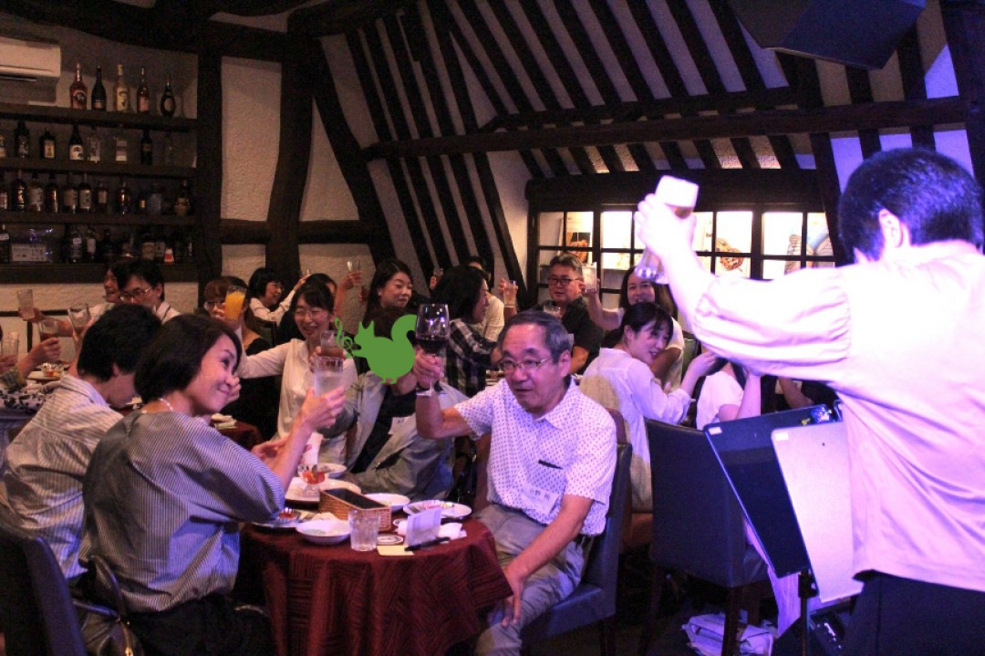 クラリネット教室のライブ懇親会に参加した生徒達と乾杯