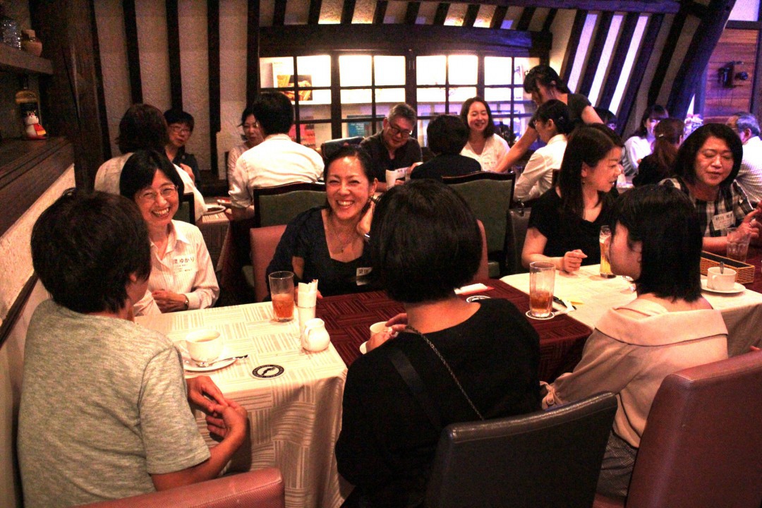 クラリネット生徒懇親会で歓談する参加者達