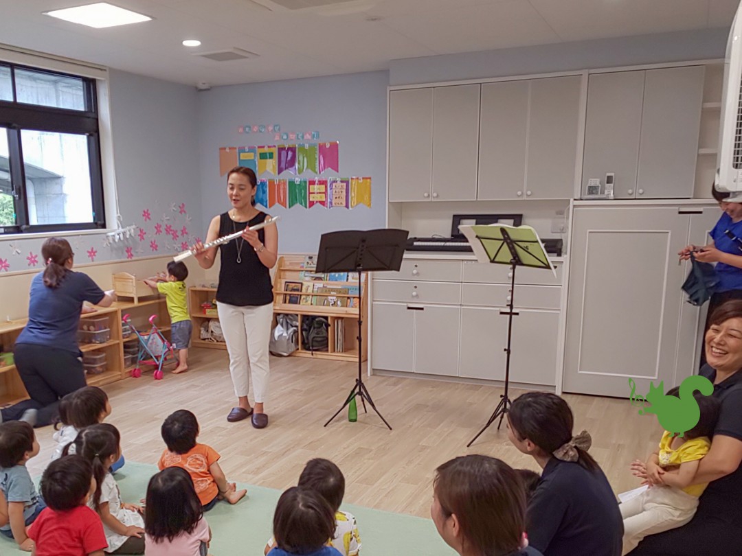 保育園訪問演奏でフルートの説明をする奏者