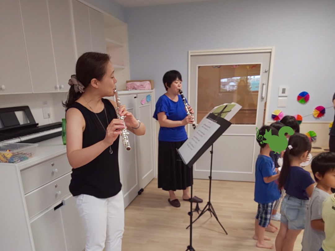 保育園訪問演奏で年長さん達との共演