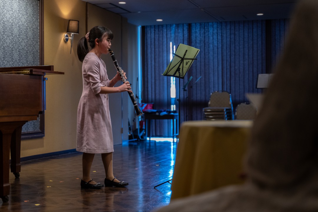 ソロ演奏する生徒