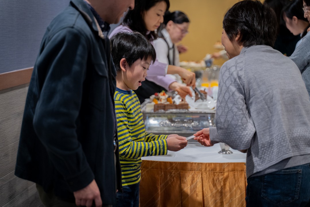 発表会の休憩でお手伝いしてくれる小学生