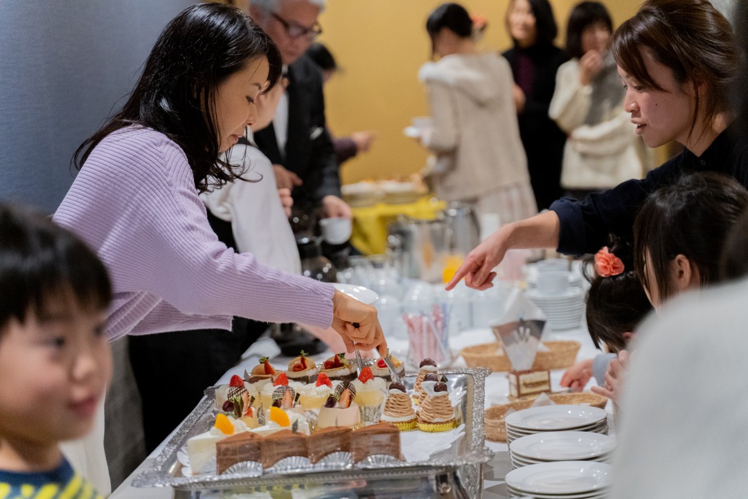 クラリネットの発表会でケーキを振る舞うスタッフ