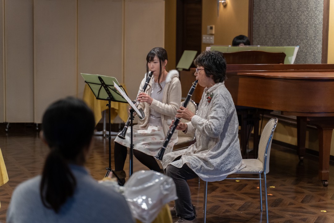 発表会でクラリネット二重奏を披露する生徒達