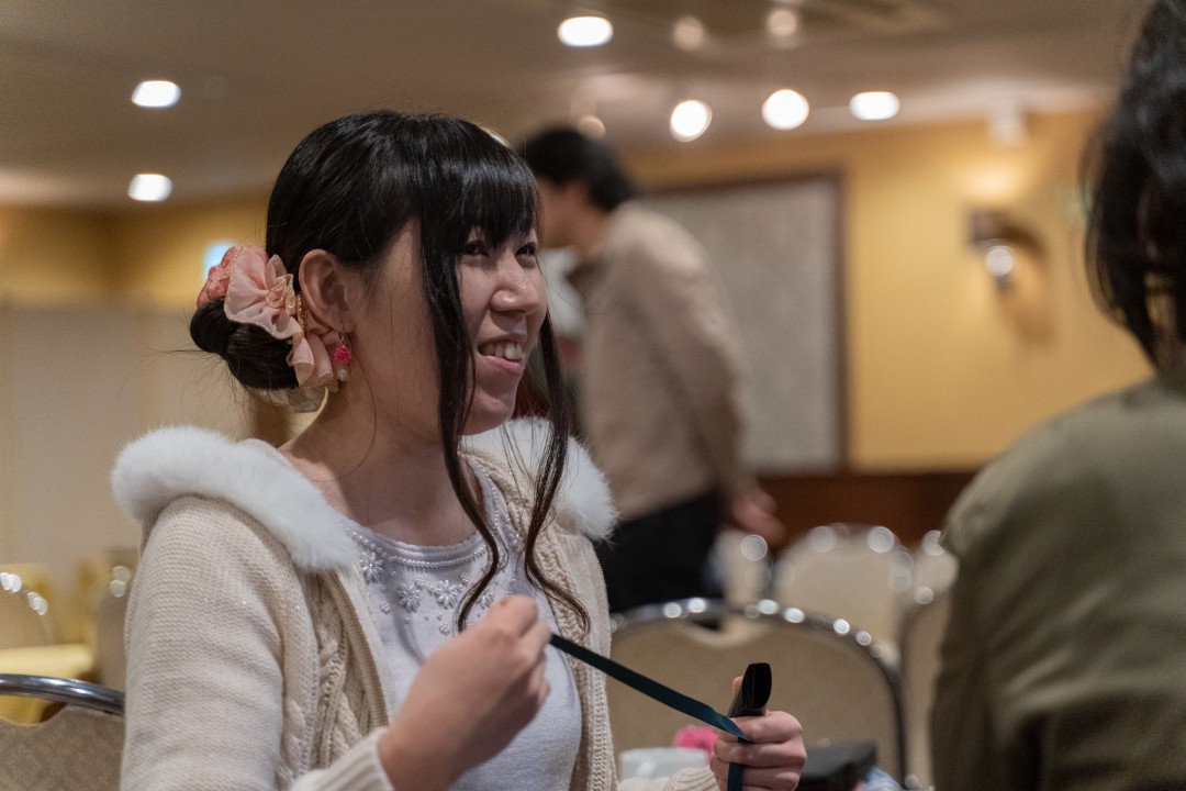 お客様と談笑する本番後の生徒