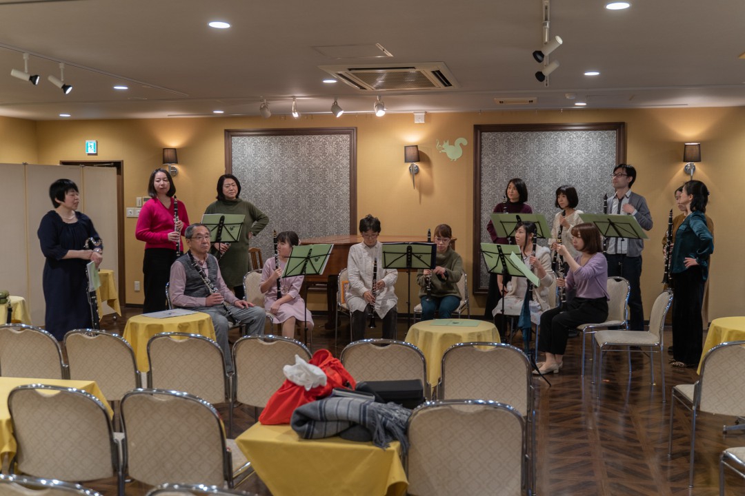 リハーサル前に合同演奏の準備をする生徒達