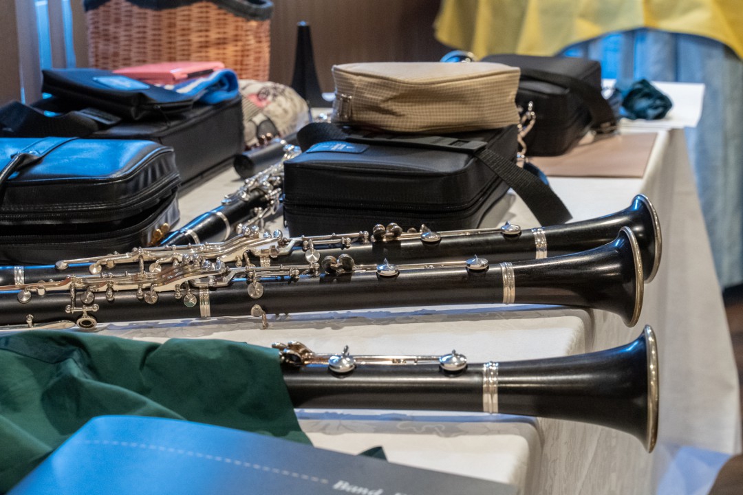 テーブルに並べられたたくさんのクラリネット