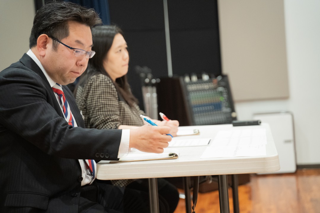 実技模試で演奏を真剣に聴く試験官