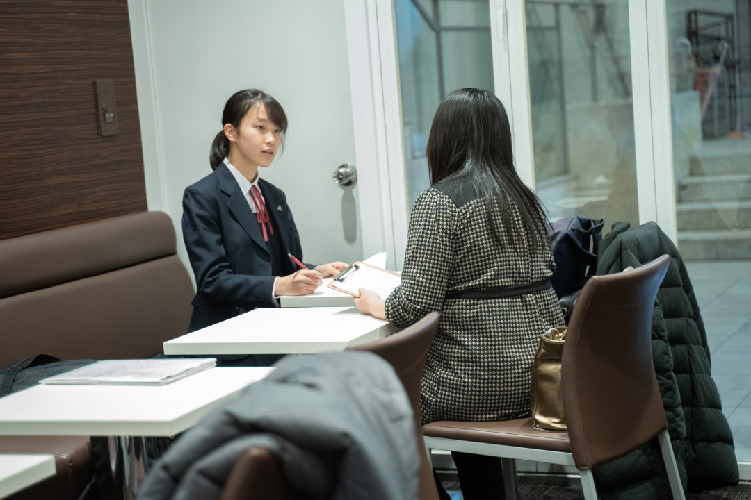 実技模試参加者に講評を伝える試験官