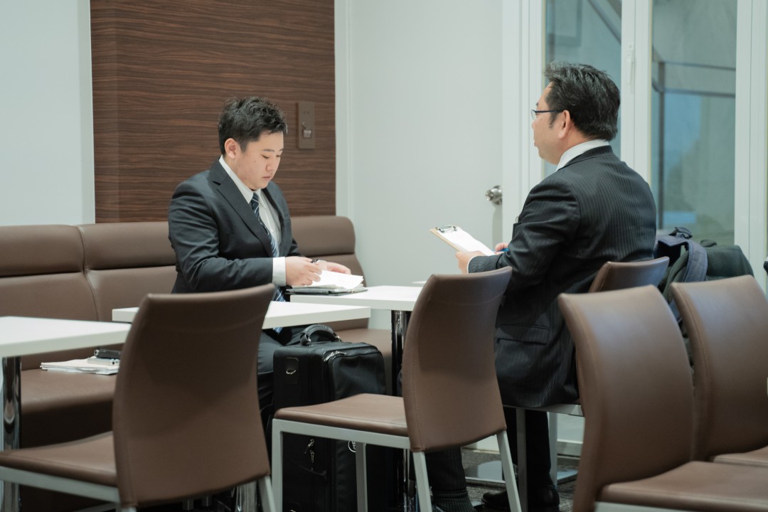 実技模試参加者に講評を伝える試験官