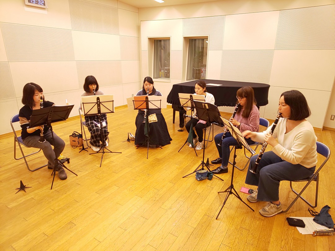 譜読みをする上級者アンサンブルのメンバー
