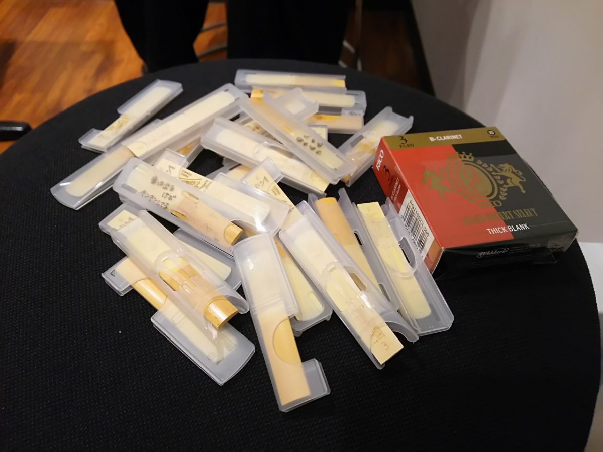 山積みになったリード