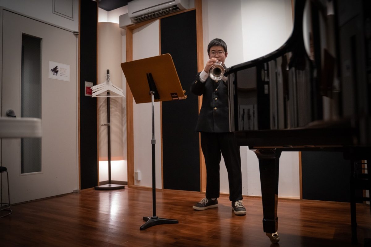 実技模試で演奏するトランペットの参加者