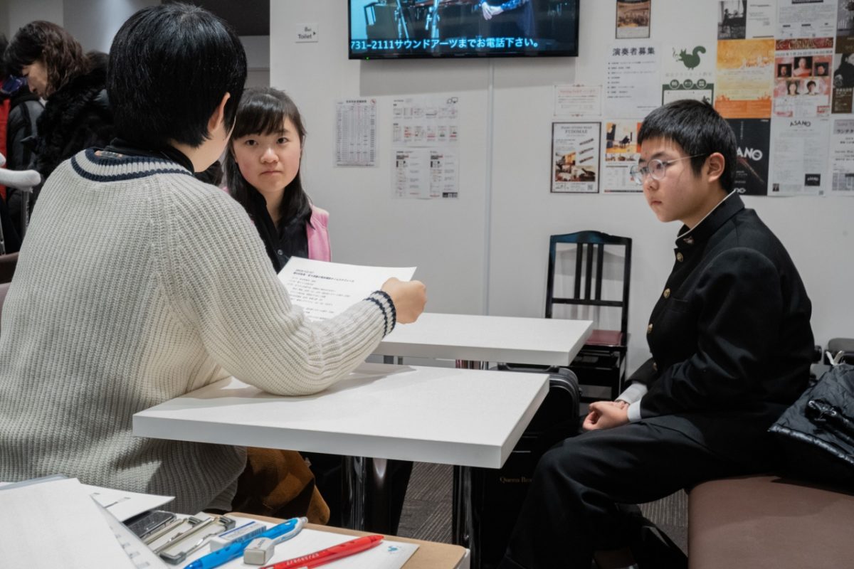 実技模試の説明を聞く参加者