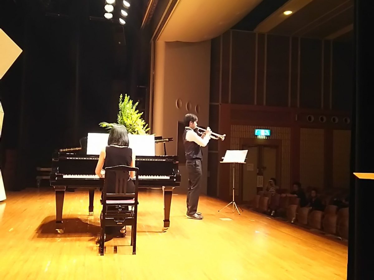 ホールの袖から見たステージ