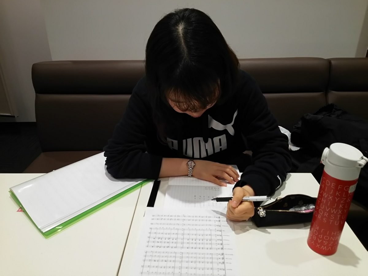 音楽知識の勉強をする生徒
