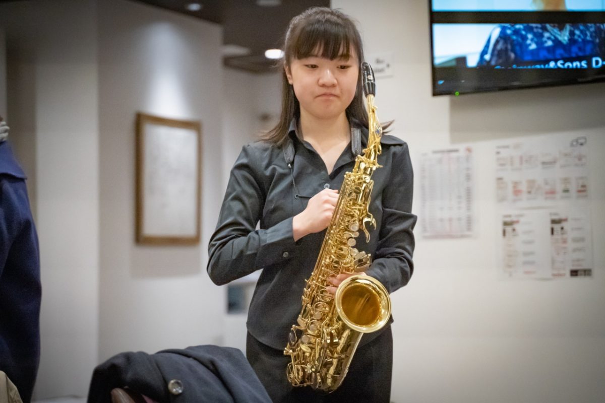 実技模試の控室に向かうサックスの参加者