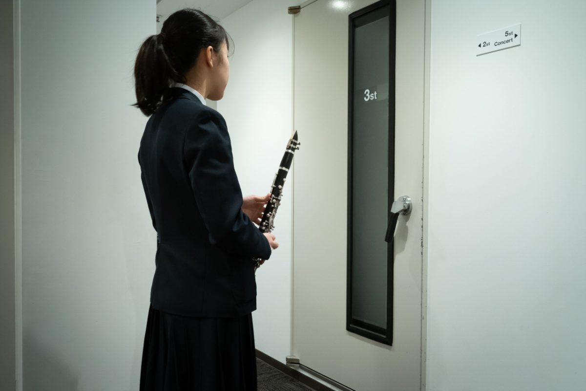 実技模試の音出しの部屋前で待つクラリネットの受験生