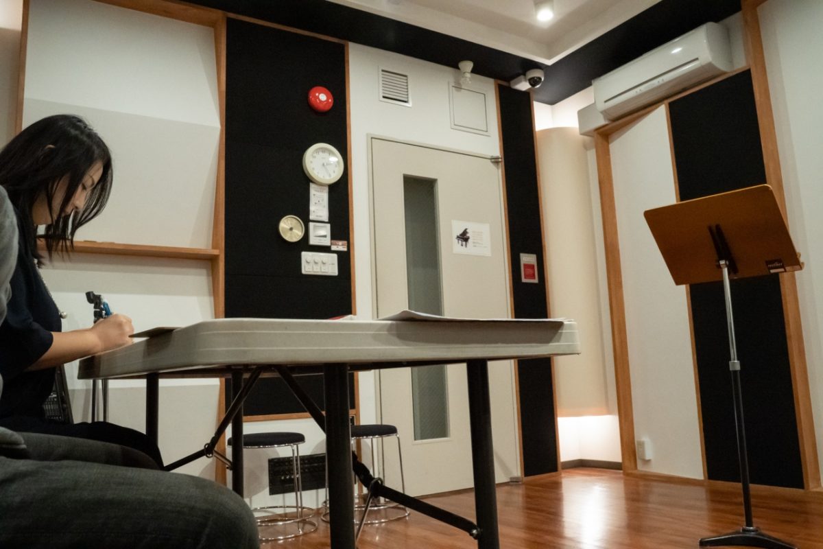 実技模試の会場内で待つ試験官