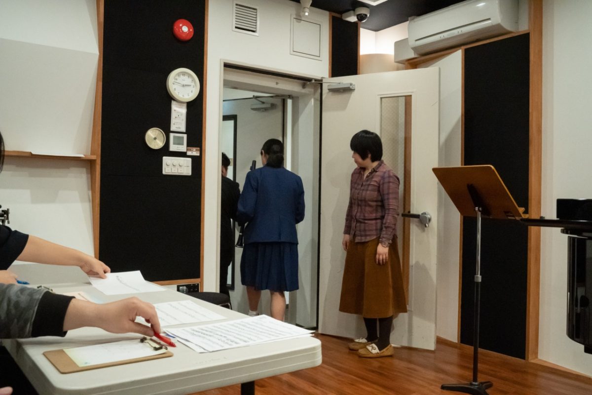 実技模試の会場から出ていく受験生