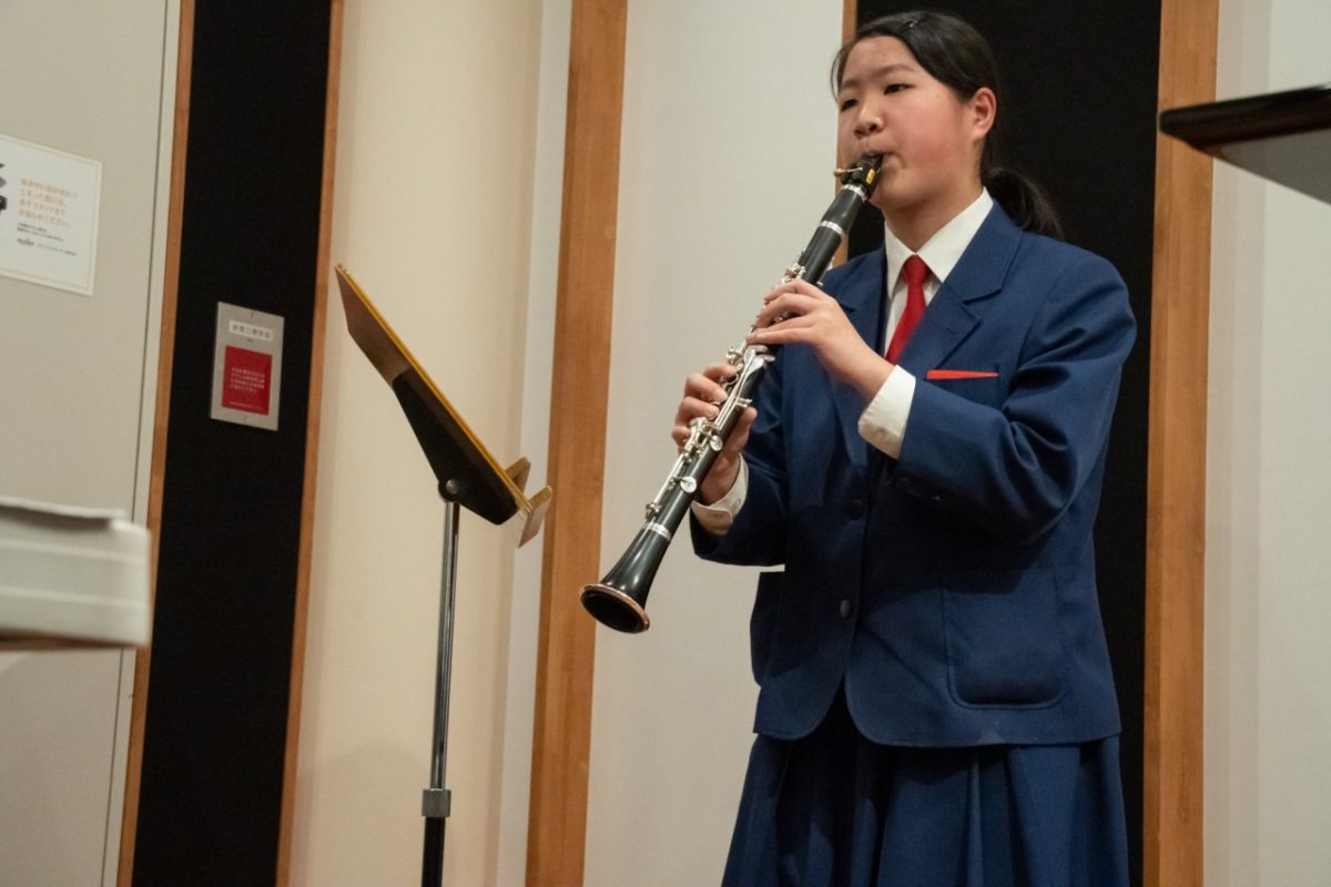 実技模試で演奏するクラリネットの受験生