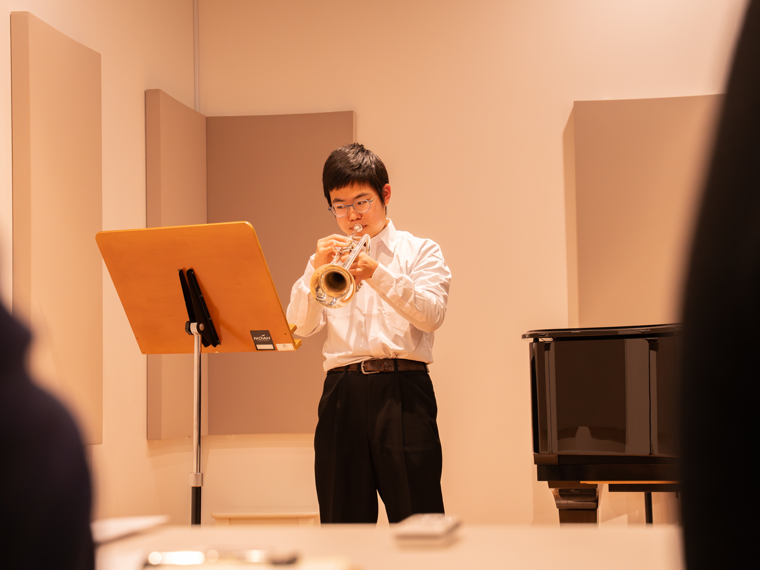 実技模試で演奏するトランペットの参加者