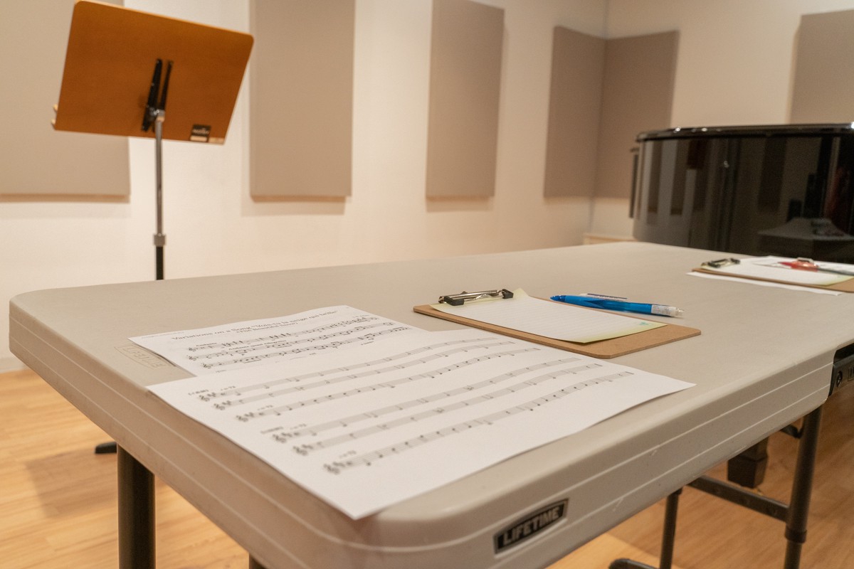 実技模試の会場内のテーブルと譜面台
