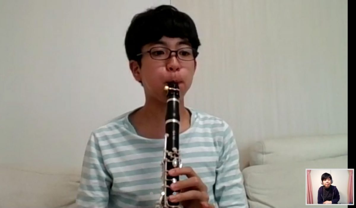 オンラインレッスンで演奏する生徒
