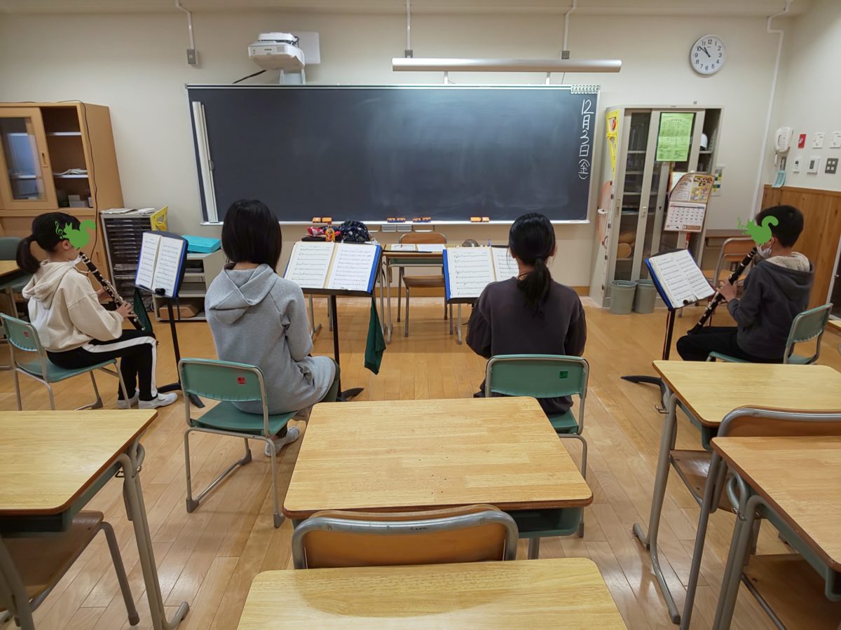 音程に気をつけながら演奏する小学生