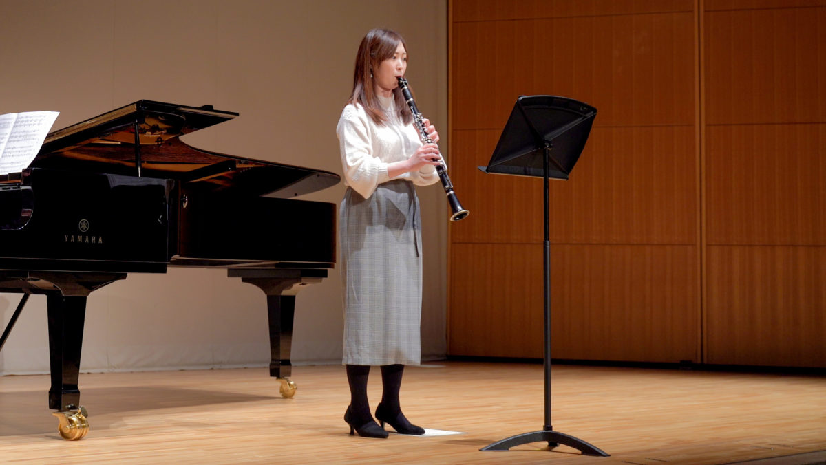 発表会でソロ演奏する生徒