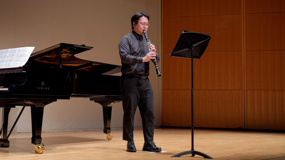 発表会でソロ演奏する生徒