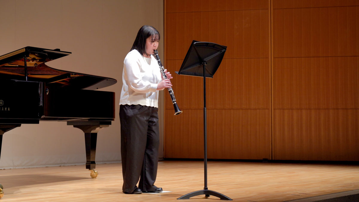 発表会でソロ演奏する生徒