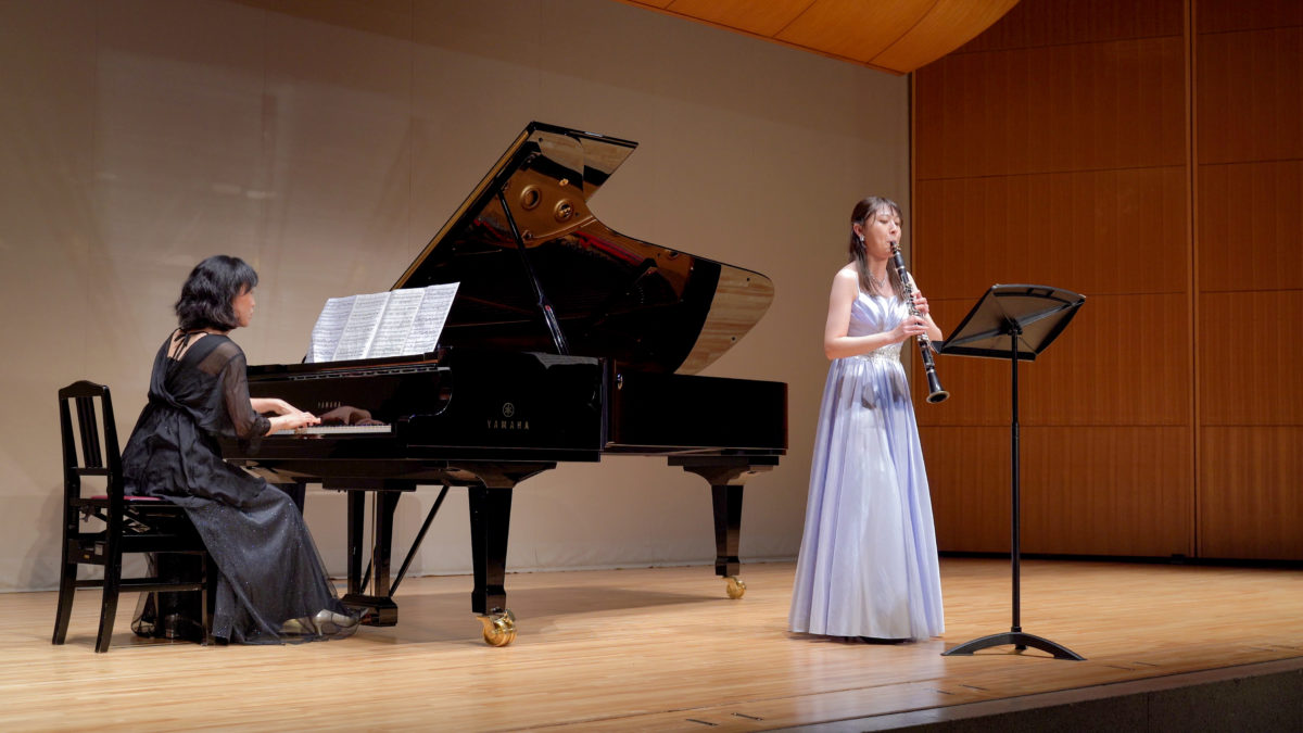 発表会でソロ演奏する生徒